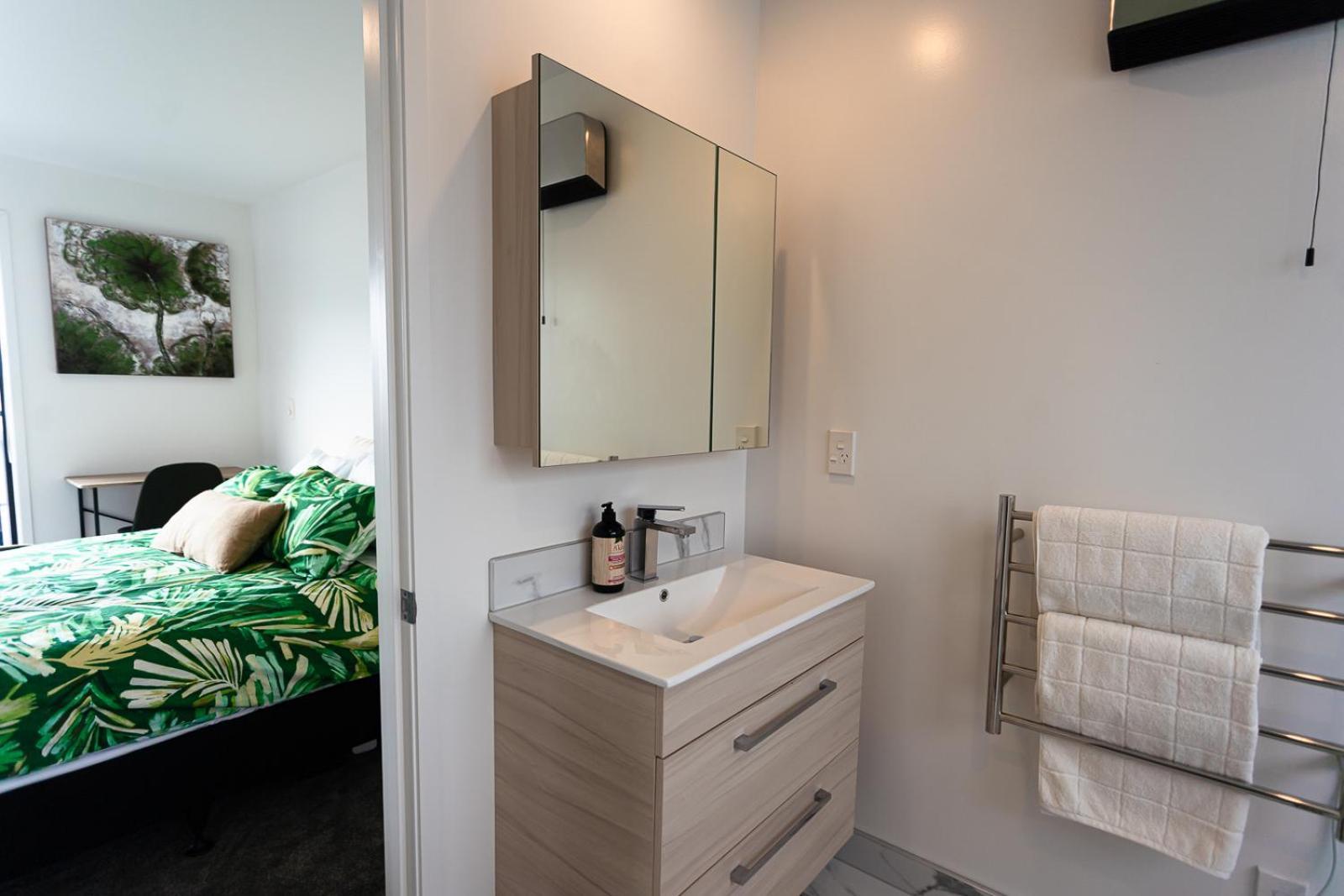 Modern 2 Bedroom Townhouse In Cbd With Parking! Sleeps 5 Christchurch Exterior foto